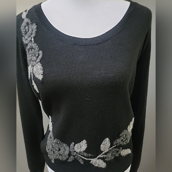 SAKS FIFTH AVENUE BLACK 100% Merino Wool Rose Pattern Crochet Luxury Small - Picture 2 of 5